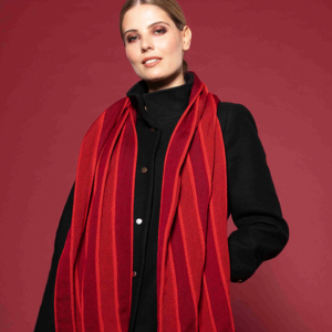 Breiter Schal aus weicher Merinowolle in warmem Rot