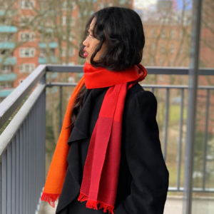 Einzigartiger Schal in strahlendem Rot und Orange