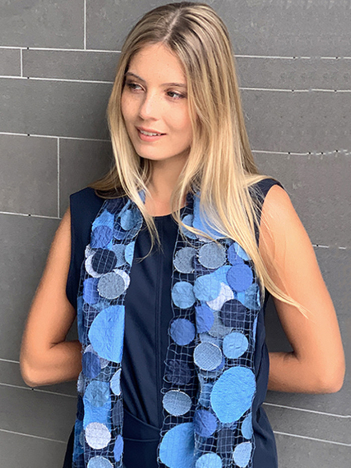 Besonderer Schal mit Punkten aus Jeans Stoff