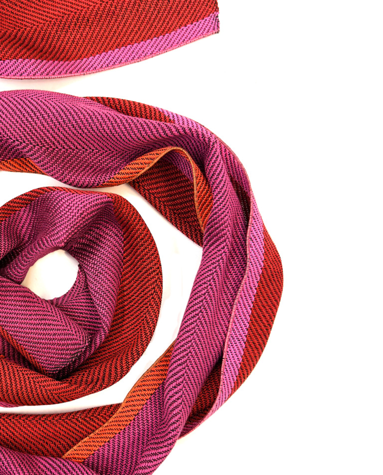 Schmaler-langer-Seidenschal-in-rot-pink-Fischgratmuster