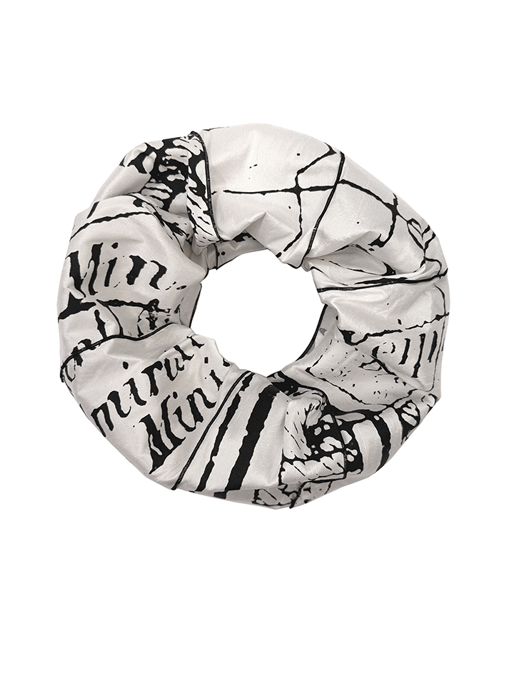 Loopschal-aus-Seidentaft-schwarz-weiss-Designerschal-mit-grafischem-Schriftprint