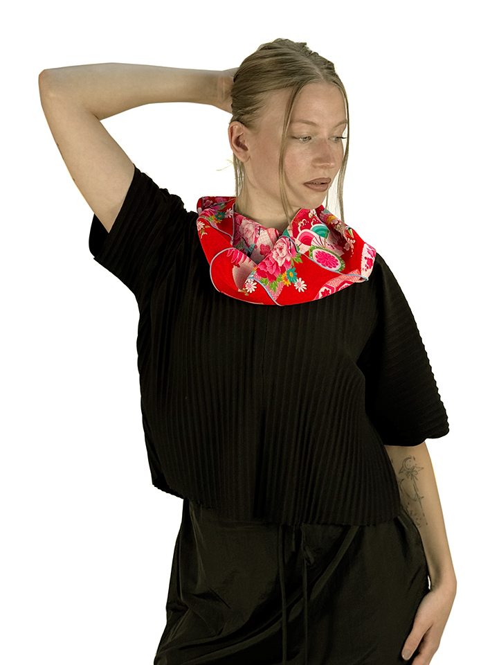 Loopschal-aus-japanischem-Vintage-Stoff-mit-floralem-Design.
