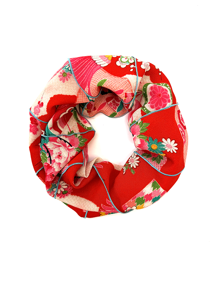 Loopschal-aus-japanischem-Vintage-Stoff-mit-floralem-Design.
